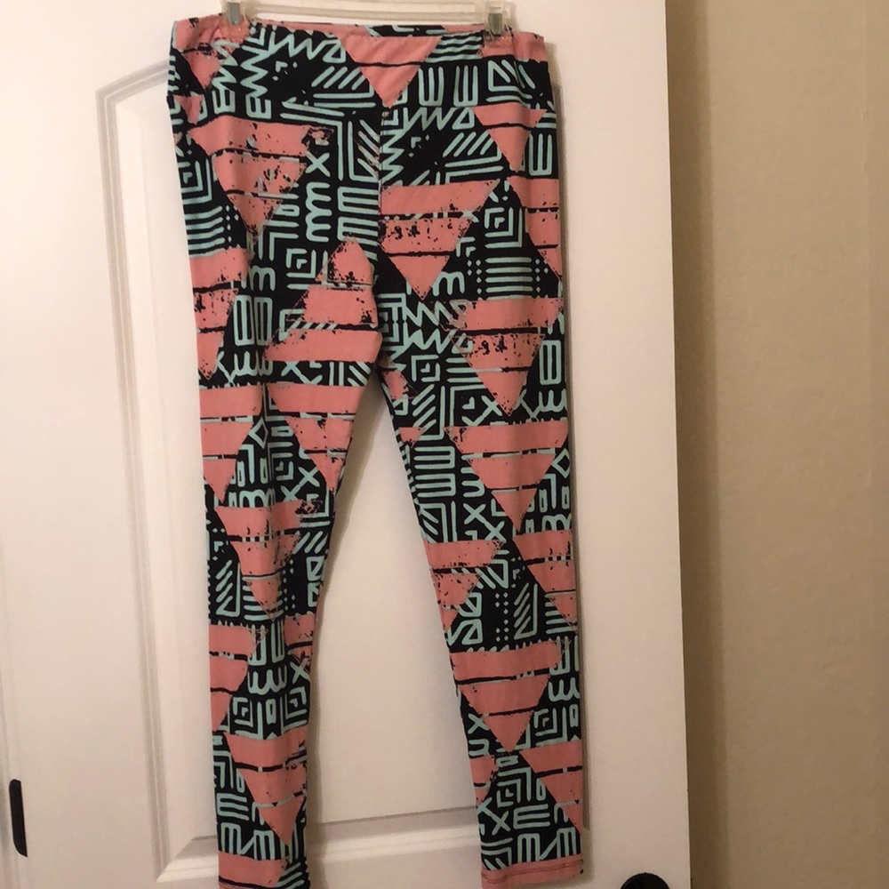 Lularoe Tall & Curvy 80’s style leggings. Worn a couple times. Excellent cond.